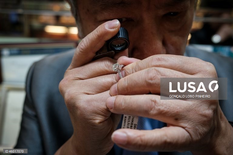 Um ourives avalia uma pedra preciosa de um anel num ourivesaria em Macau, China, 12 de novembro de 2025. A tradição da compra e oferta de ouro em Macau está a segurar a atividade das ourivesarias, que, não obstante os preços recorde do metal amarelo, mantêm o volume de transações, ainda que com menos peso total transacionado. (ACOMPANHA TEXTO DA LUSA DO DIA 16 DE NOVEMBRO DE 2025). GONÇALO LOBO PINHEIRO/LUSA