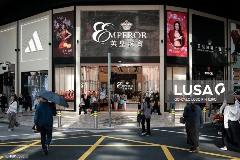 Uma ourivesaria em Macau, China, 12 de novembro de 2025. A tradição da compra e oferta de ouro em Macau está a segurar a atividade das ourivesarias, que, não obstante os preços recorde do metal amarelo, mantêm o volume de transações, ainda que com menos peso total transacionado. (ACOMPANHA TEXTO DA LUSA DO DIA 16 DE NOVEMBRO DE 2025). GONÇALO LOBO PINHEIRO/LUSA