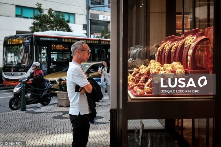 Um popular observa uma montra de uma ourivesaria em Macau, China, 12 de novembro de 2025. A tradição da compra e oferta de ouro em Macau está a segurar a atividade das ourivesarias, que, não obstante os preços recorde do metal amarelo, mantêm o volume de transações, ainda que com menos peso total transacionado. (ACOMPANHA TEXTO DA LUSA DO DIA 16 DE NOVEMBRO DE 2025). GONÇALO LOBO PINHEIRO/LUSA