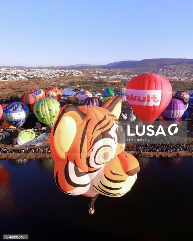 Balões de ar quente sobrevoam um reservatório durante o 23º Festival Internacional de Balões em León, Guanajuato, México.