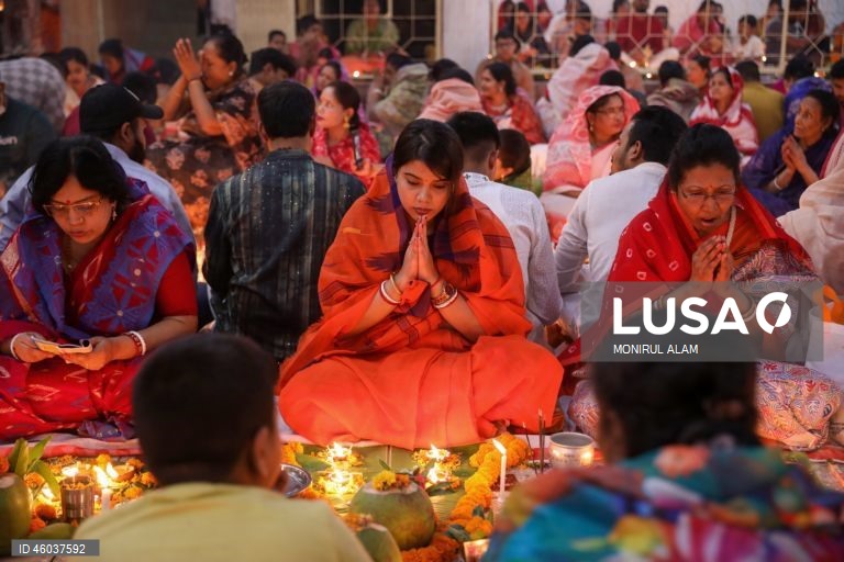 Bangladesh: Devotos hindus participam no ritual Rakher Upobash em Daca