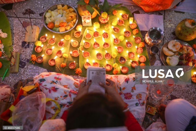 Bangladesh: Devotos hindus participam no ritual Rakher Upobash em Daca