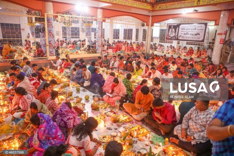 Bangladesh: Devotos hindus participam no ritual Rakher Upobash em Daca