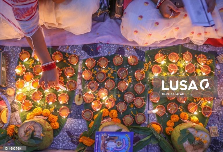 Bangladesh: Devotos hindus participam no ritual Rakher Upobash em Daca