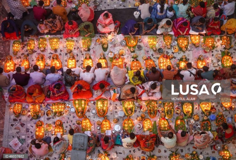 Bangladesh: Devotos hindus participam no ritual Rakher Upobash em Daca