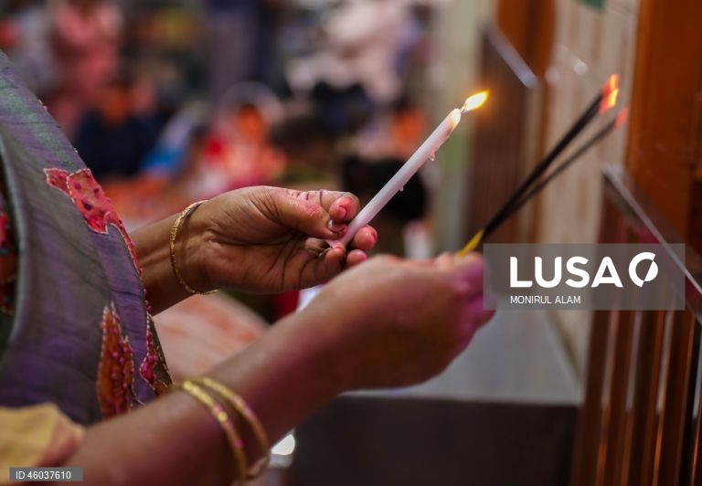 Bangladesh: Devotos hindus participam no ritual Rakher Upobash em Daca