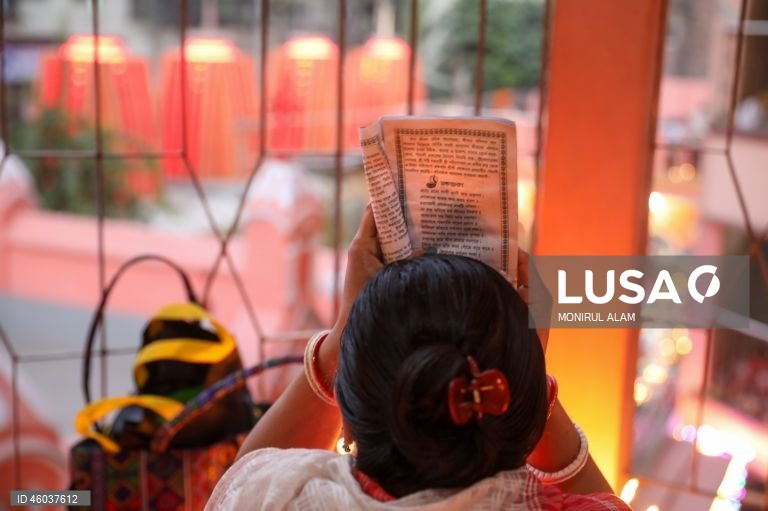 Bangladesh: Devotos hindus participam no ritual Rakher Upobash em Daca