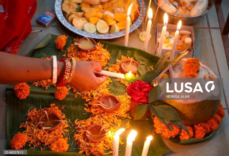 Bangladesh: Devotos hindus participam no ritual Rakher Upobash em Daca