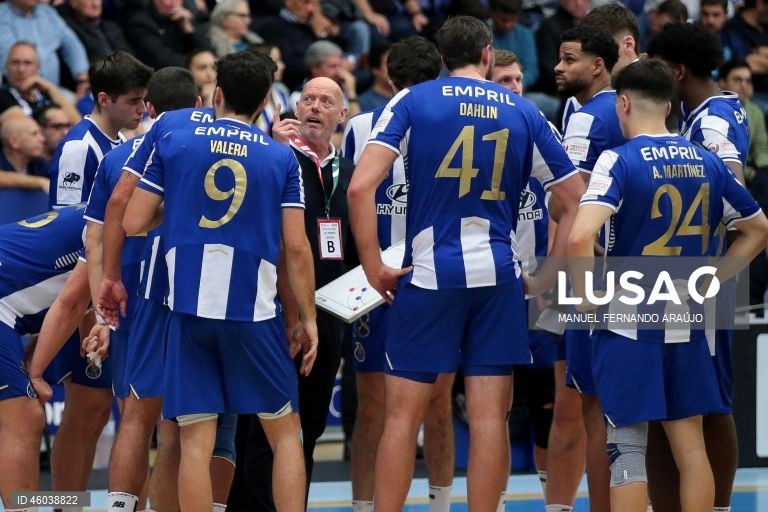 O treinador do FC Porto, Magnus Andersson (C), fala com os seus jogadores durante o jogo da 11ª jornada da I Liga de Andebol contra o Benfica, realizado no Pavilhão Dragão Caixa, no Porto, 15 de novembro de 2025. MANUEL FERNANDO ARAÚJO/LUSA