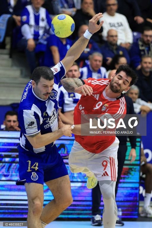 O jogador do FC Porto, Rui Silva (E), disputa a bola com o jogador do Benfica, Pau Floreta (D), durante o jogo da 11ª jornada da I Liga de Andebol, realizado no Pavilhão Dragão Caixa, no Porto, 15 de novembro de 2025. MANUEL FERNANDO ARAÚJO/LUSA