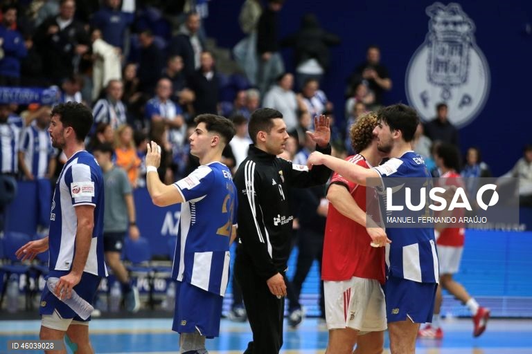 Os jogadores do FC Porto edo Benfica cumprimentam-se após o empate (27-27) no final do jogo da 11ª jornada da I Liga de Andebol, realizado no Pavilhão Dragão Caixa, no Porto, 15 de novembro de 2025. MANUEL FERNANDO ARAÚJO/LUSA