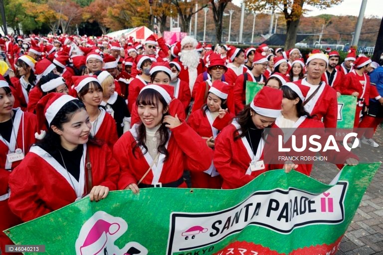 O «Desfile do Pai Natal» é uma tradição de inverno e um evento de caridade que leva a alegria do Natal às crianças que lutam contra doenças no Japão, entregando-lhes presentes. 
