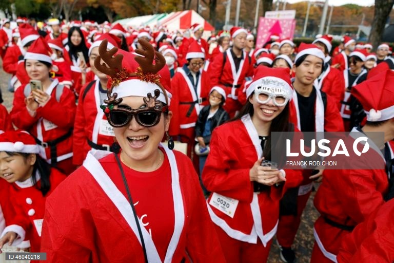 O «Desfile do Pai Natal» é uma tradição de inverno e um evento de caridade que leva a alegria do Natal às crianças que lutam contra doenças no Japão, entregando-lhes presentes. 