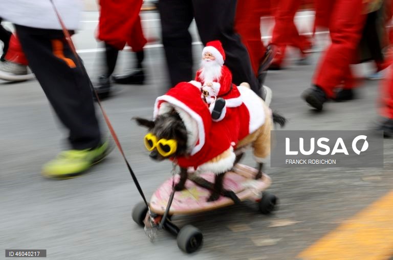 O «Desfile do Pai Natal» é uma tradição de inverno e um evento de caridade que leva a alegria do Natal às crianças que lutam contra doenças no Japão, entregando-lhes presentes. 