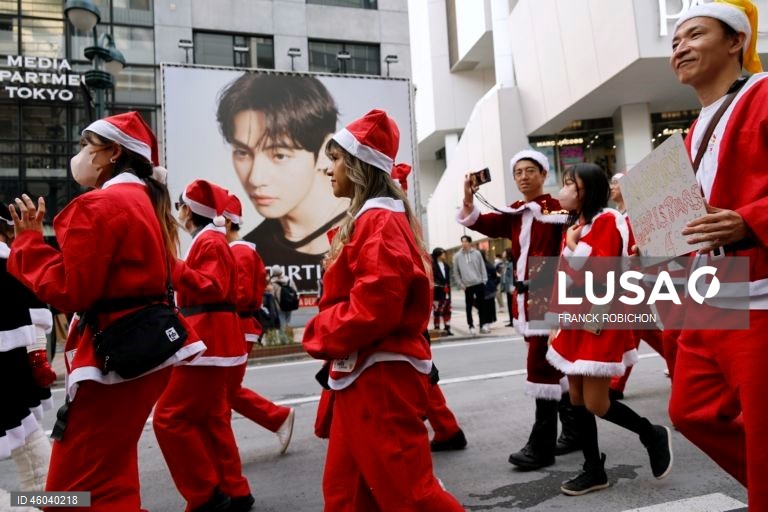 O «Desfile do Pai Natal» é uma tradição de inverno e um evento de caridade que leva a alegria do Natal às crianças que lutam contra doenças no Japão, entregando-lhes presentes. 