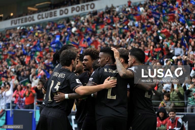 A seleção portuguesa de futebol assegurou hoje a nona presença num Campeonato do Mundo, ao golear por 9-1 a Arménia, na sexta e última jornada do Grupo F da qualificação europeia, no Estádio do Dragão, no Porto.