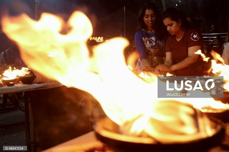 Índia: Cerimónia hindu em honra dos deuses Shiva e Vishnu