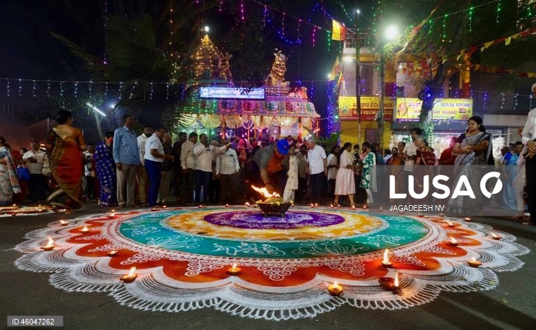 Índia: Cerimónia hindu em honra dos deuses Shiva e Vishnu