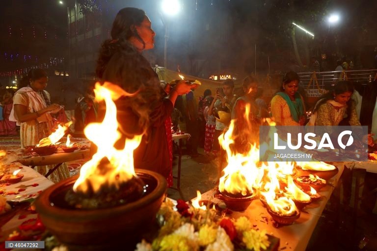 Índia: Cerimónia hindu em honra dos deuses Shiva e Vishnu