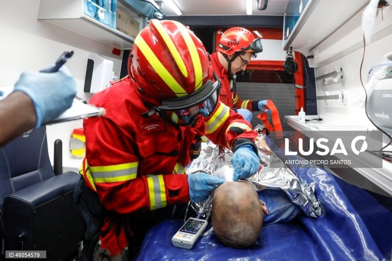 Bombeiros voluntários de Campo de Ourique durante o exercício nacional "Fénix", no âmbito do Apoio Militar de Emergência, no Parque Florestal de Monsanto, em Lisboa, 18 de novembro de 2025. O exercício decorreu na região de Lisboa, envolvendo mais de 300 operacionais e mais de 100 viaturas, com o objetivo de testar e validar a resposta coordenada do Sistema de Apoio Militar de Emergência do Exército às solicitações de apoio da Autoridade Nacional de Emergência e Proteção Civil (ANEPC), em...