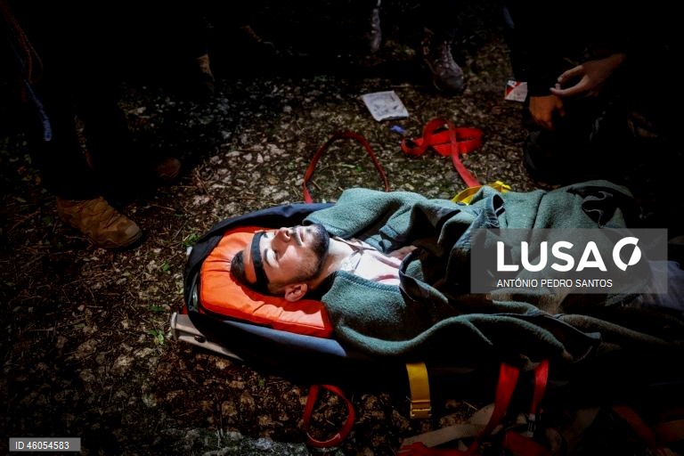 Uma vítima simulada de uma queda durante o exercício nacional "Fénix", no âmbito do Apoio Militar de Emergência, no Parque Florestal de Monsanto, em Lisboa, 18 de novembro de 2025. O exercício decorreu na região de Lisboa, envolvendo mais de 300 operacionais e mais de 100 viaturas, com o objetivo de testar e validar a resposta coordenada do Sistema de Apoio Militar de Emergência do Exército às solicitações de apoio da Autoridade Nacional de Emergência e Proteção Civil (ANEPC), em reação a um...