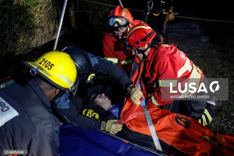Bombeiros voluntários de Campo de Ourique durante o exercício nacional "Fénix", no âmbito do Apoio Militar de Emergência, no Parque Florestal de Monsanto, em Lisboa, 18 de novembro de 2025. O exercício decorreu na região de Lisboa, envolvendo mais de 300 operacionais e mais de 100 viaturas, com o objetivo de testar e validar a resposta coordenada do Sistema de Apoio Militar de Emergência do Exército às solicitações de apoio da Autoridade Nacional de Emergência e Proteção Civil (ANEPC), em...