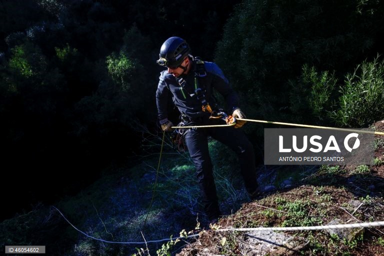 Um militar do Exército Português durante o exercício nacional "Fénix", no âmbito do Apoio Militar de Emergência, no Parque Florestal de Monsanto, em Lisboa, 18 de novembro de 2025. O exercício decorreu na região de Lisboa, envolvendo mais de 300 operacionais e mais de 100 viaturas, com o objetivo de testar e validar a resposta coordenada do Sistema de Apoio Militar de Emergência do Exército às solicitações de apoio da Autoridade Nacional de Emergência e Proteção Civil (ANEPC), em reação a um...