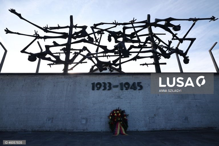 Alemanha: ministro da Cultura alemão Wolfram Weimer visita campo de concentração de Dachau