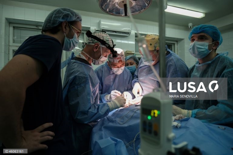 Cirurgiões norte-americanos realizam cirurgias reconstrutivas em soldados ucranianos feridos em Kiev.