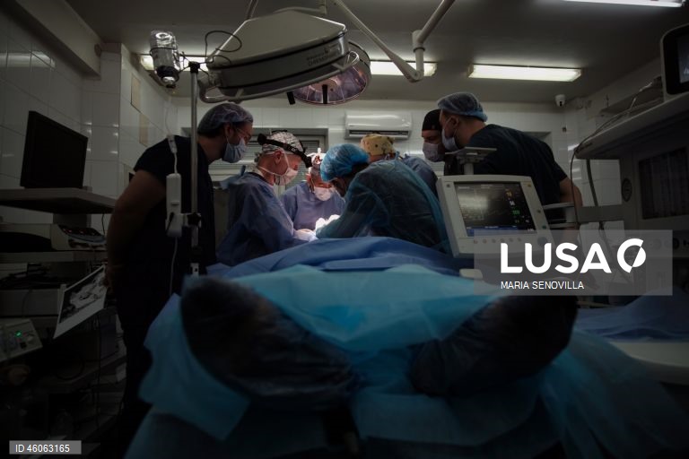 Cirurgiões norte-americanos realizam cirurgias reconstrutivas em soldados ucranianos feridos em Kiev.