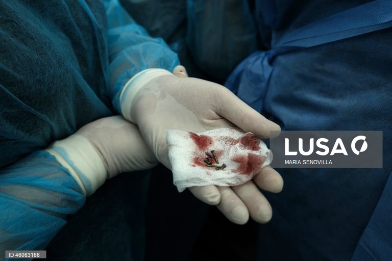 Cirurgiões norte-americanos realizam cirurgias reconstrutivas em soldados ucranianos feridos em Kiev.