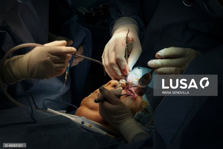 Cirurgiões norte-americanos realizam cirurgias reconstrutivas em soldados ucranianos feridos em Kiev.