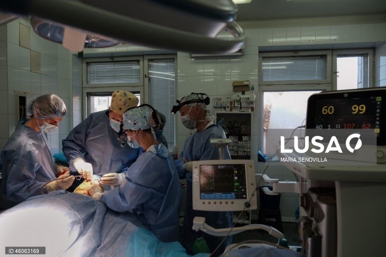 Cirurgiões norte-americanos realizam cirurgias reconstrutivas em soldados ucranianos feridos em Kiev.