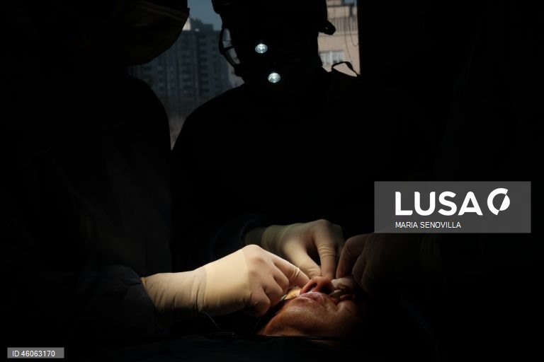 Cirurgiões norte-americanos realizam cirurgias reconstrutivas em soldados ucranianos feridos em Kiev.