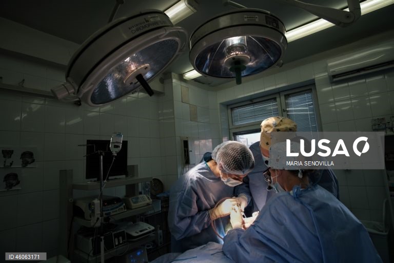 Cirurgiões norte-americanos realizam cirurgias reconstrutivas em soldados ucranianos feridos em Kiev.