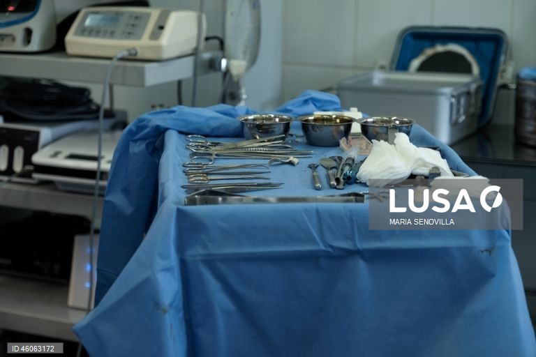 Cirurgiões norte-americanos realizam cirurgias reconstrutivas em soldados ucranianos feridos em Kiev.