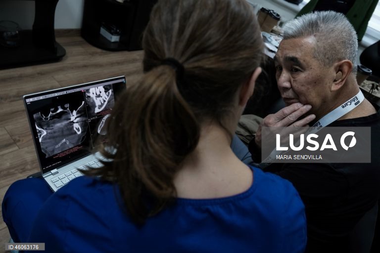 Cirurgiões norte-americanos realizam cirurgias reconstrutivas em soldados ucranianos feridos em Kiev.