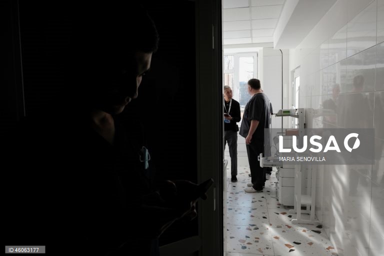 Cirurgiões norte-americanos realizam cirurgias reconstrutivas em soldados ucranianos feridos em Kiev.