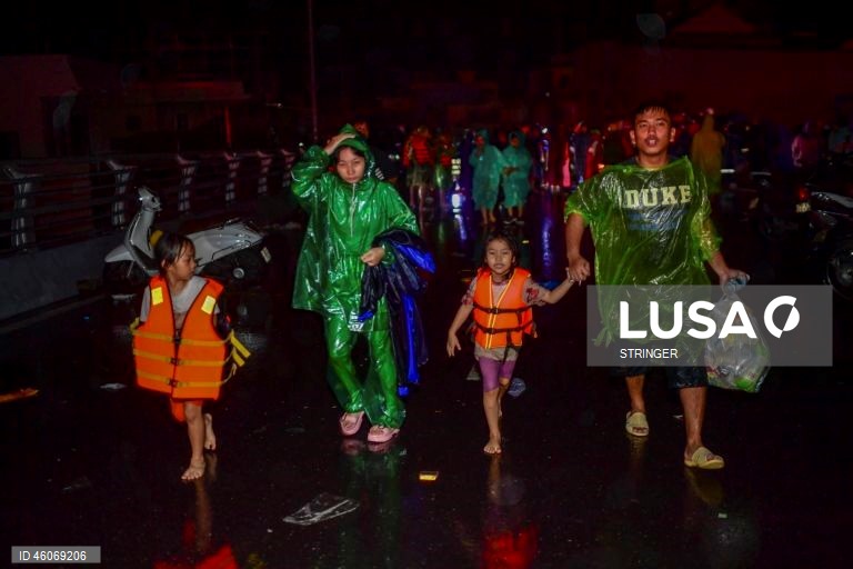 Vietname: Dezenas de mortos após chuvas torrenciais e inundações