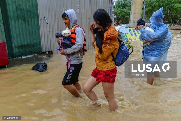 Vietname: Dezenas de mortos após chuvas torrenciais e inundações