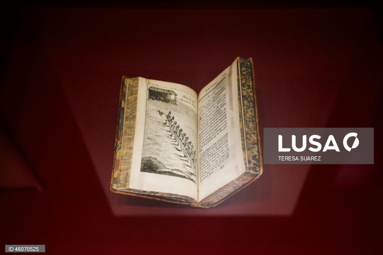 Exposição sobre os aliados nativos americanos na corte do rei francês Luís XV no Palácio de Versalhes.