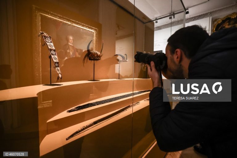 Exposição sobre os aliados nativos americanos na corte do rei francês Luís XV no Palácio de Versalhes.