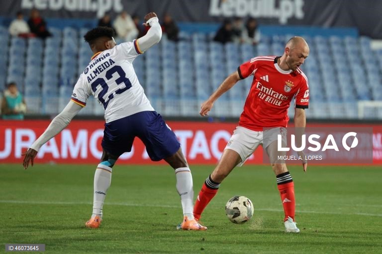  Dois golos na segunda parte permitiram hoje ao Benfica vencer 2-0 o Atlético, da Liga 3, e apurar-se para os oitavos de final da Taça de Portugal em futebol, em jogo disputado no estádio do Restelo, em Lisboa.