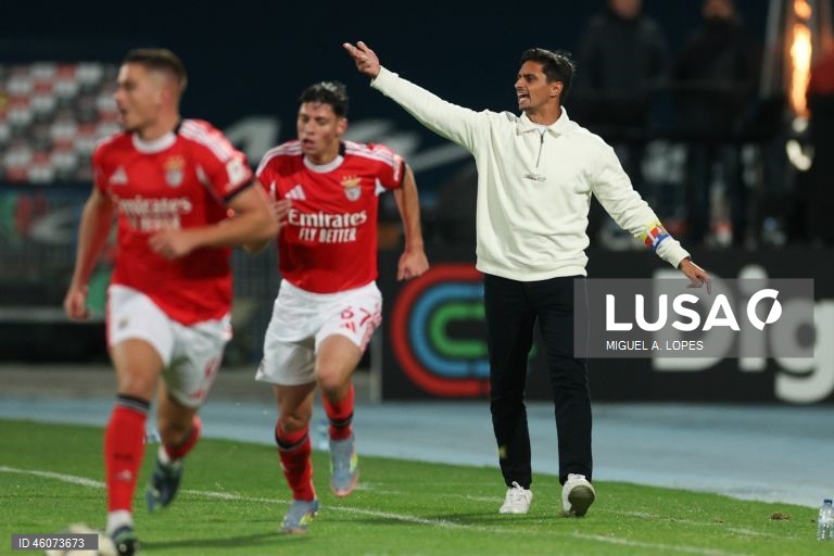  Dois golos na segunda parte permitiram hoje ao Benfica vencer 2-0 o Atlético, da Liga 3, e apurar-se para os oitavos de final da Taça de Portugal em futebol, em jogo disputado no estádio do Restelo, em Lisboa.