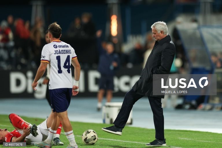  Dois golos na segunda parte permitiram hoje ao Benfica vencer 2-0 o Atlético, da Liga 3, e apurar-se para os oitavos de final da Taça de Portugal em futebol, em jogo disputado no estádio do Restelo, em Lisboa.
