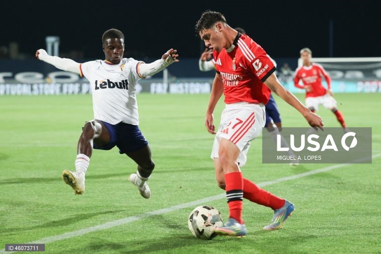  Dois golos na segunda parte permitiram hoje ao Benfica vencer 2-0 o Atlético, da Liga 3, e apurar-se para os oitavos de final da Taça de Portugal em futebol, em jogo disputado no estádio do Restelo, em Lisboa.