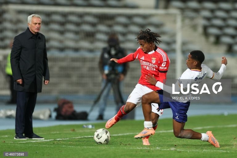  Dois golos na segunda parte permitiram hoje ao Benfica vencer 2-0 o Atlético, da Liga 3, e apurar-se para os oitavos de final da Taça de Portugal em futebol, em jogo disputado no estádio do Restelo, em Lisboa.