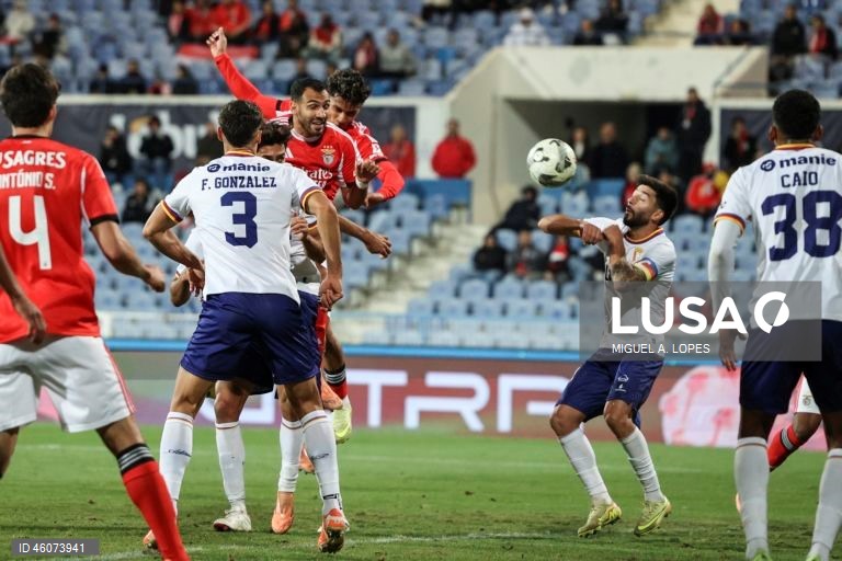 Dois golos na segunda parte permitiram hoje ao Benfica vencer 2-0 o Atlético, da Liga 3, e apurar-se para os oitavos de final da Taça de Portugal em futebol, em jogo disputado no estádio do Restelo, em Lisboa.