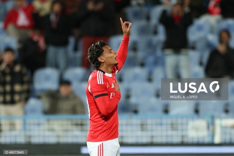  Dois golos na segunda parte permitiram hoje ao Benfica vencer 2-0 o Atlético, da Liga 3, e apurar-se para os oitavos de final da Taça de Portugal em futebol, em jogo disputado no estádio do Restelo, em Lisboa.