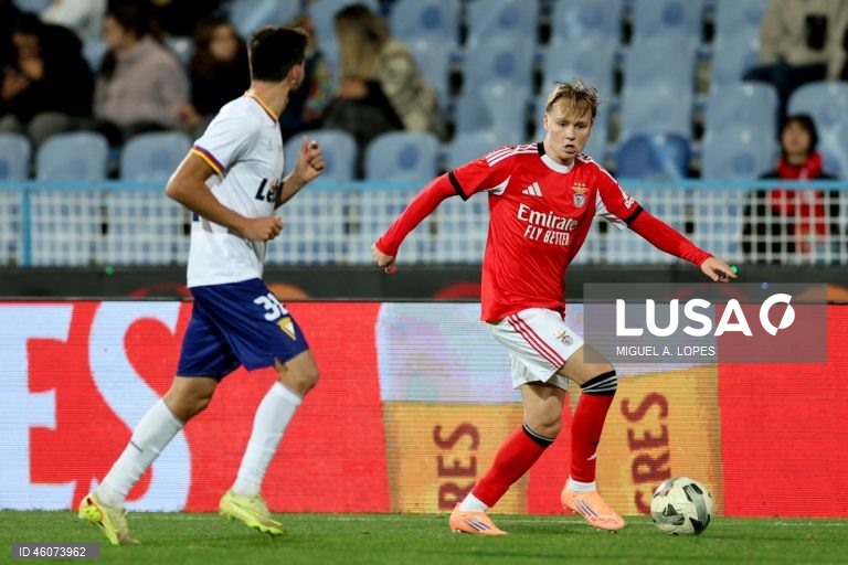  Dois golos na segunda parte permitiram hoje ao Benfica vencer 2-0 o Atlético, da Liga 3, e apurar-se para os oitavos de final da Taça de Portugal em futebol, em jogo disputado no estádio do Restelo, em Lisboa.